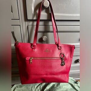 Beautiful Coach Tote bag. Very spacious. Kind of big.